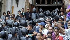 Vojáci vyklidili meitu v Káhie, Mursího stoupenci podlehli obleení.