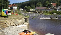 T�etí �ty�iat�icetiletý mu�, který jim plaval na pomoc, byl vyta�en z �eky zhruba 50 metr� pod jezem. 