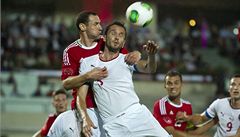 eský fotbalista Tomá Sivok (vpedu) a Roland Juhász z Maarska