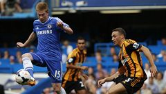 Fotbalista Chelsea Kevin De Bruyne (vlevo) a James Chester z Hull City