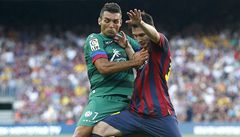 Fotbalista Barcelony Lionel Messi (vpravo) a David Barral z Levante