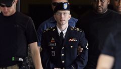 Bradleyho Manninga vyvádjí ze soudní sín