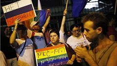 Proti spornému zákonu protestují lidé i p�ed ruskými ambasádami. Na snímku izrael�tí demonstranté p�ed ruským zastupitelstvím v Tel Avivu