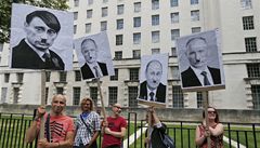 Protestující v centru Londýna s transparenty p�ipodob�ující Vladimira Putina k Adolfu Hitlerovi