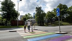 Proti spornému zákonu protestují lidé i p�ed ruskými ambasádami. P�echod p�ed ruským zastupitelstvím ve �védsku nat�eli lidé duhovými barvami 