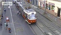 V tramvajch kradl mobiln telefony. Policie ho dopadla