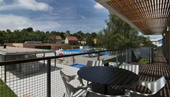 Terasa restaurace je vn�j�ím schodi�t�m p�ímo propojena se sportovi�t�m.