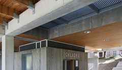 Uvnit� poznáte, �e jste skute�n� ve d�evostavb�, by� s rámovou betonovou konstrukcí.