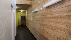 Uvnit� je stavba dostate�n� útulná a p�sobí dojmem klubovny, tedy adekvátn� k vesnickému prost�edí.