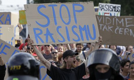 Stop rasismu, znlo Plzní. I tam se sjeli radikálové na protiromskou demonstraci.