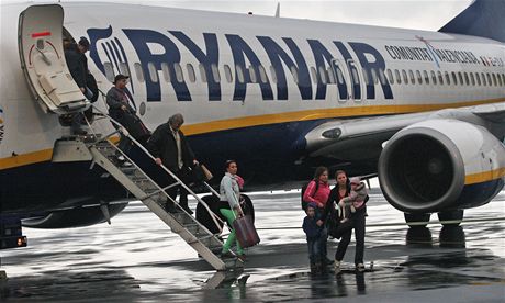 Cestující vystupují z letadla nízkonákladového dopravce Ryanair na letiti Monov u Ostravy.