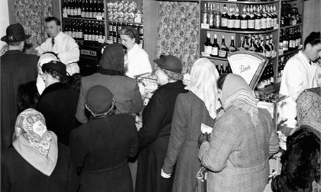 Snímek z roku 1952 zachycuje tehdy nov otevenou prodejnu spotebního drustva Bratrství v Praze.
