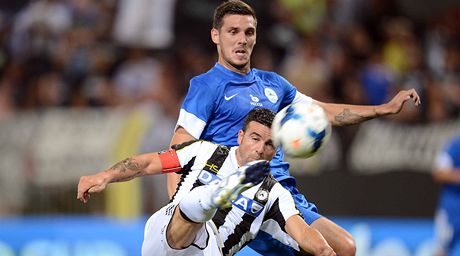 Fotbalista Liberce Renato Keli (v modrém) a Antonio Di Natale z Udine