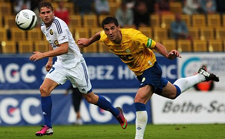 Fotbalista Teplic Aidin Mahmutovi (vpravo) a Petr Tlust z Jihlavy
