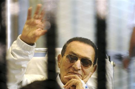 Egyptsk exprezident Husn Mubarak zdrav sv stoupence. Zatm zpoza m
