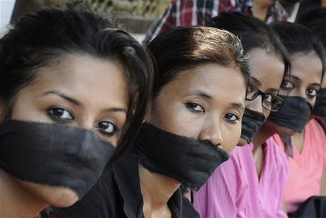 Neumlíte nás! Indky protestují proti sexuálnímu násilí páchanému na enách.