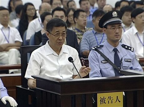 Po Si-laj (vlevo) vypovd ped soudem