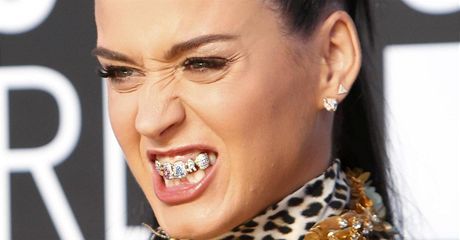 Netradiní doplky zvolila i zpvaka Katy Perry. Ozdobila si zuby zlatem a blýskavými kamínky.
