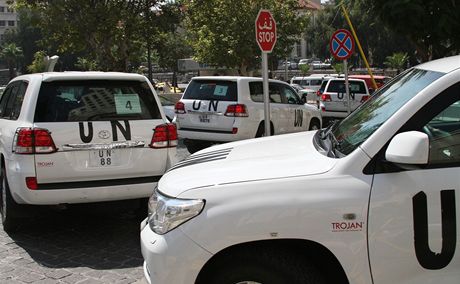 Neznámí odstelovai zasáhli v Sýrii jedno z vozidel konvoje inspektor OSN, kteí jeli z metropole Damaku obhlédnout místo údajného chemického útoku.