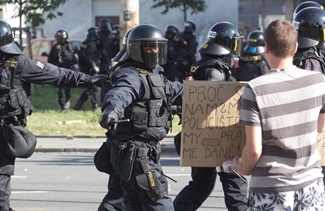 Policie zadrela u Nádraní ulice nejtvrdí jádro radikál. Úastníky bu zadrela, anebo je po legitimaci poutí dom.