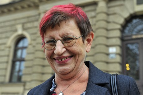 Ústavní soud v Brně zrušil kvůli nedostatku důkazů a pochybnostem o vině rozsudek nad prezidentkou Unie porodních asistentek Ivanou Königsmarkovou. 
