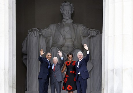 Prezident Barack Obama, bývalá hlava státu Jimmy Carter, první dáma Michelle a Bill Clinton u památníku Lincolna. 