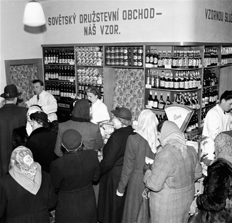 Snímek z roku 1952 zachycuje tehdy nově otevřenou prodejnu spotřebního družstva Bratrství v Praze.
