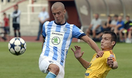 Dukla Praha - FK Mladá Boleslav. Luká tetina z Dukly (vpravo) a Martin Nepor z Mladé Boleslavi