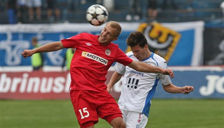 Fotbalista Brna Jií Skalák (vlevo) a Nenad Ddi z Baníku Ostrava