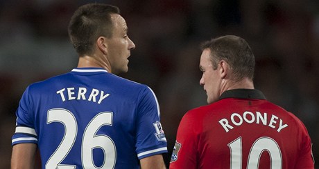 Fotbalista Chelsea John Terry a Wayne Rooney z Manchesteru United