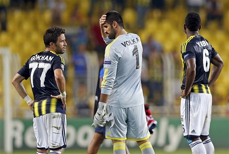 Smutní fotbalisté Fenerbahce, zleva Gökhan Gönül, branká Volkan Demirel a Joseph Yobo
