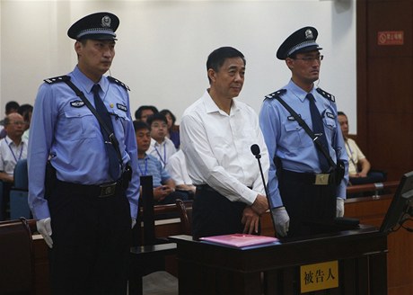 V ínském mst i-nan zaal soudní proces s bývalým vysoce postaveným funkcionáem komunistické strany Po Si-lajem (uprosted)