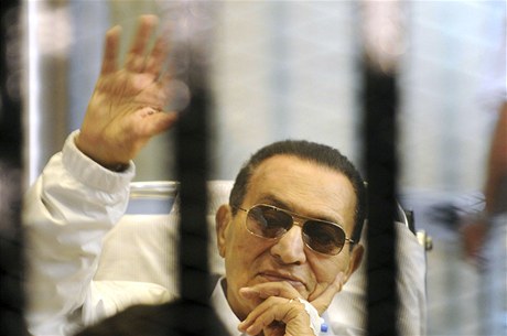 Egyptský exprezident Husní Mubarak zdraví své stoupence. Zatím zpoza míí