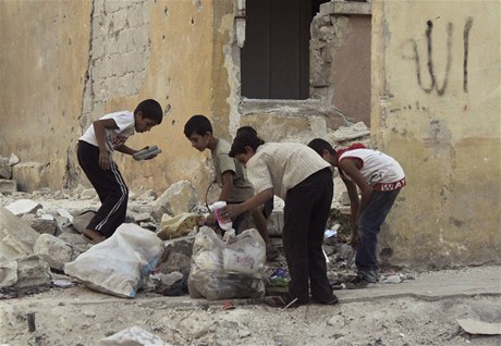 Syrské dti se probírají odpadky (Aleppo)