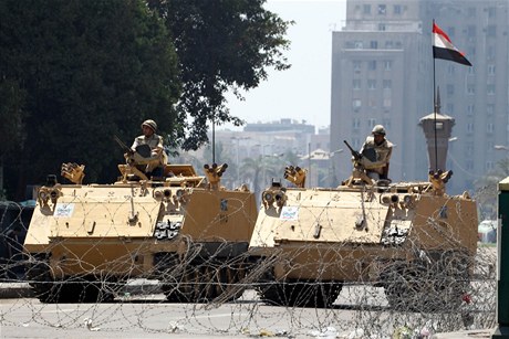 Egypttí vojáci na obrnných vozidlech steí káhirské námstí Tahrír