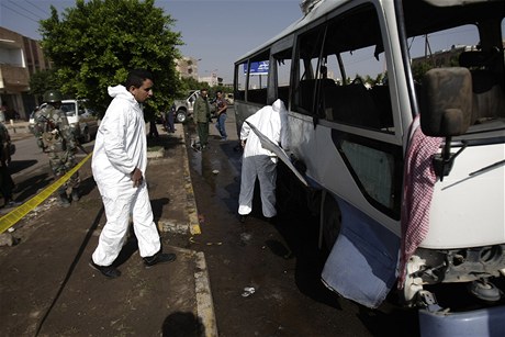 Forenzní experti zkoumají trosky autobusu, který explodoval po bombovém útoku v jemenském Saná