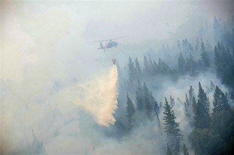 Vrtulník nad Yosemitským národním parkem