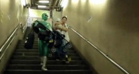 Tokijský superhrdina snáí v metru ze schod koárek.