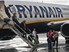 Cestující vystupují z letadla nízkonákladového dopravce Ryanair na letiti Monov u Ostravy.