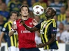 �eský fotbalista Arsenalu tomá� Rosický a Pierre Webó (vpravo) z Fenerbahce Istanbul