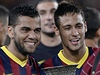 Fotbalista Barcelony Neymar (vpravo) a Daniel Alves