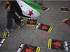 Protesty proti pouívání chemických zbraní ped budovou OSN v New Yorku: chlapec zahalený v syrské vlajce mezi plakáty s Asadovou podobiznou