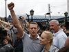 Alexej Navalnyj (vlevo, v edém triku), obklopený svými stoupenci