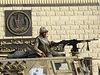 Voják steí hlavní bránu vznice Tora, donedávna píbytku Husního Mubaraka
