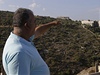 Libanonec ukazuje na sídlo Lidové fronty pro osvobození Palestiny jin od Bejrútu. Izraelská letadla bombardovala jeden ze vstupních tunel