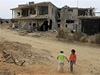 V pasti války: syrské dti si hrají ped troskami domu v Kusajru