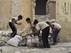 Syrské dti se probírají odpadky (Aleppo)