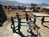 Syrské dti si hrají v improvizovaném uprchlickém táboe