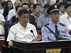 Po Si-laj (vlevo) vypovídá ped soudem