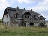 Bývalá ubytovna SSM na Cínovci na Teplicku je v soukromých rukou, z horské chaty zstala jen ruina bez oken s bortící se stechou. 